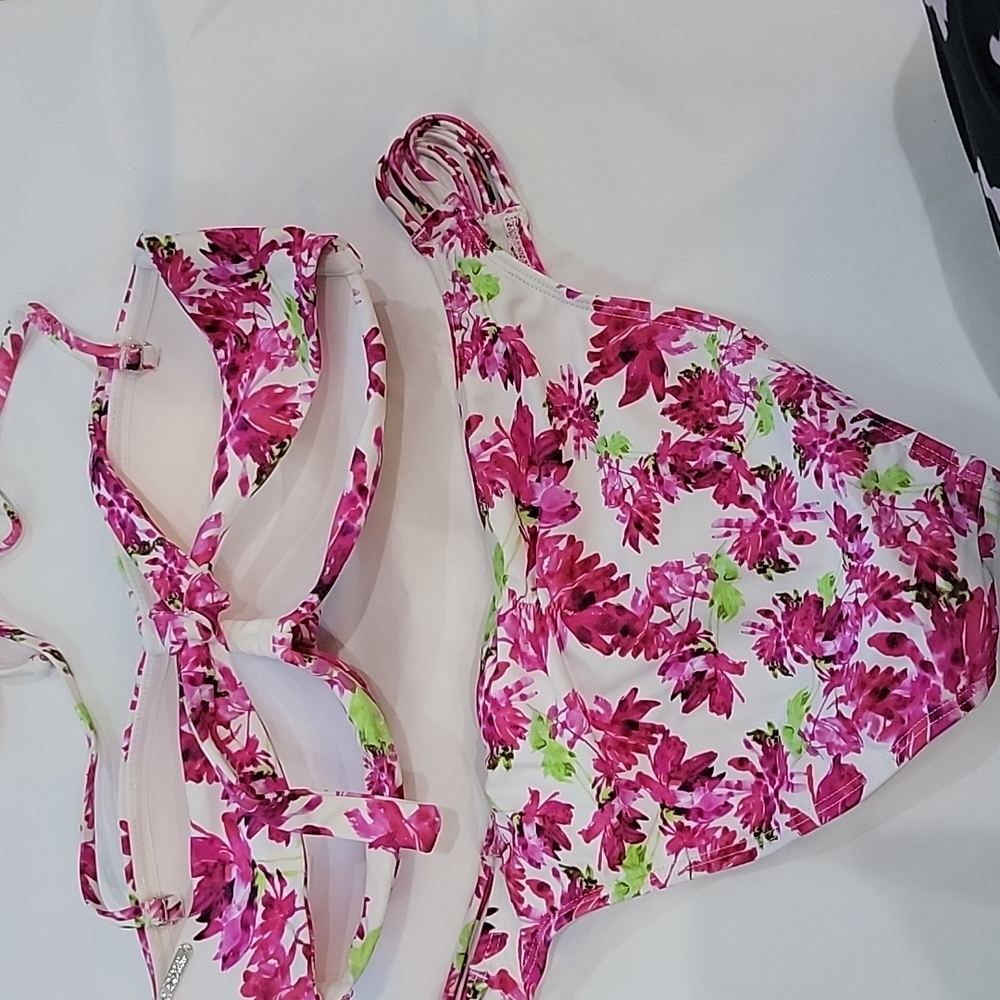 Bikini - Picture 2 of 2